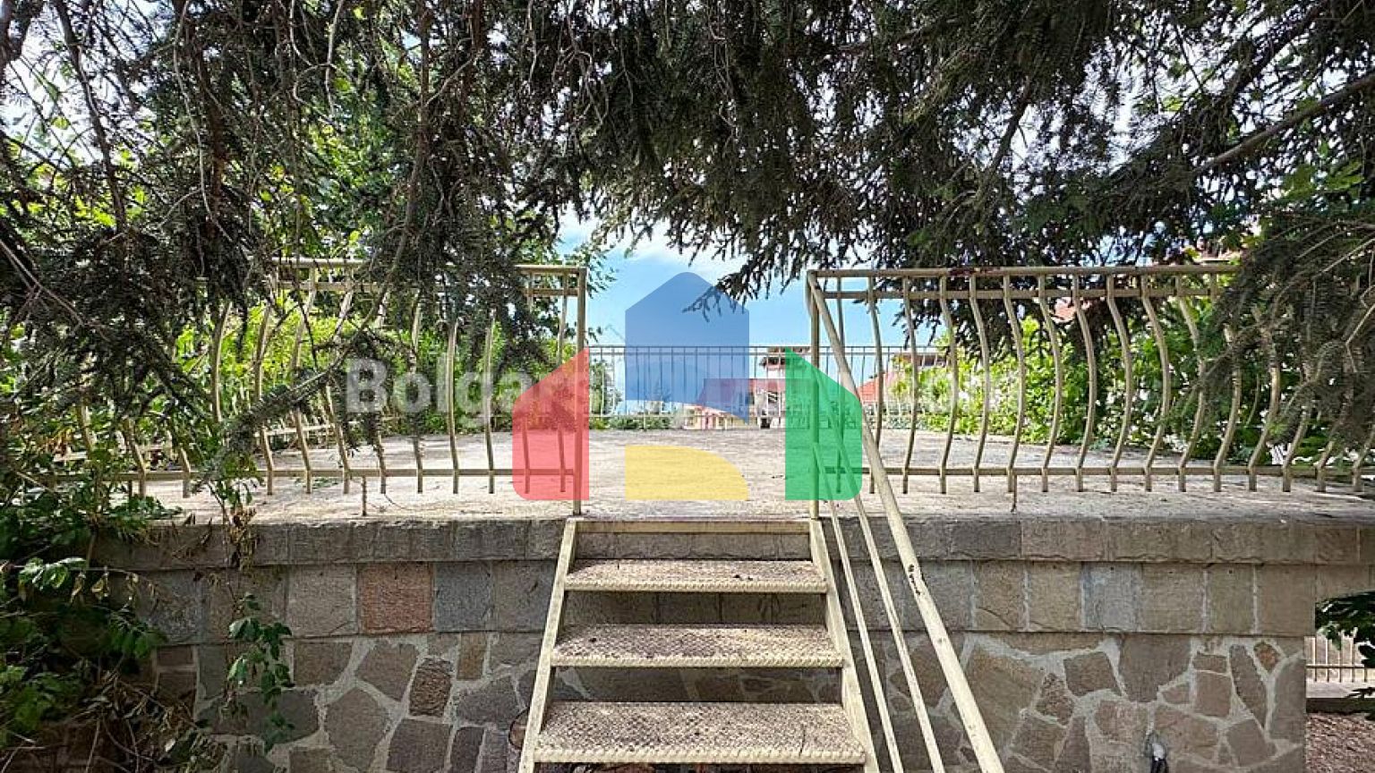 Четырехэтажный дом в Святом Власе