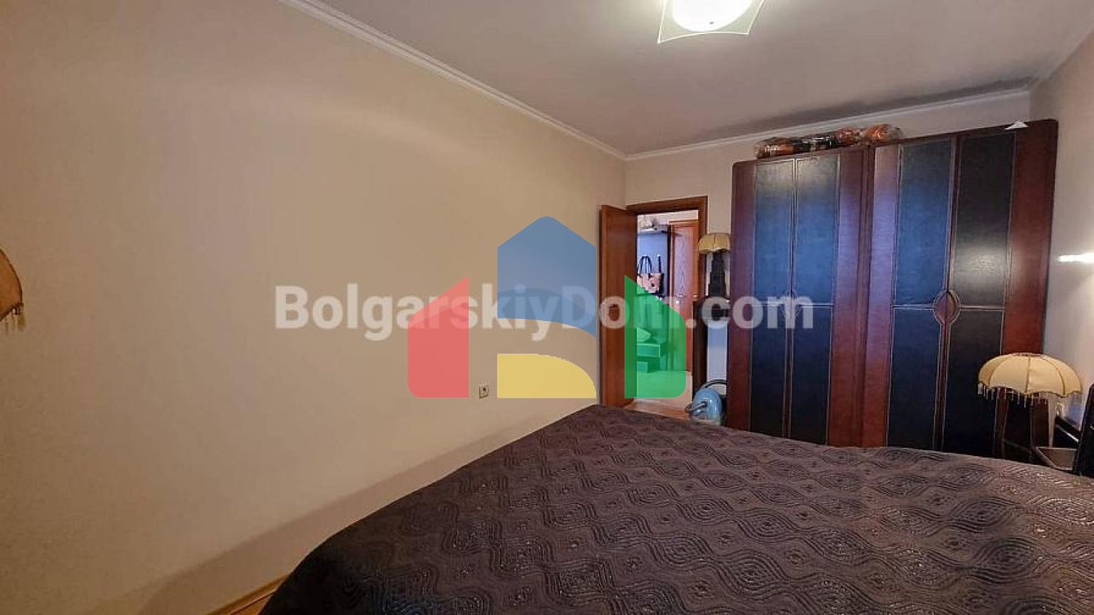 Двокімнатна квартира в Лазур 1