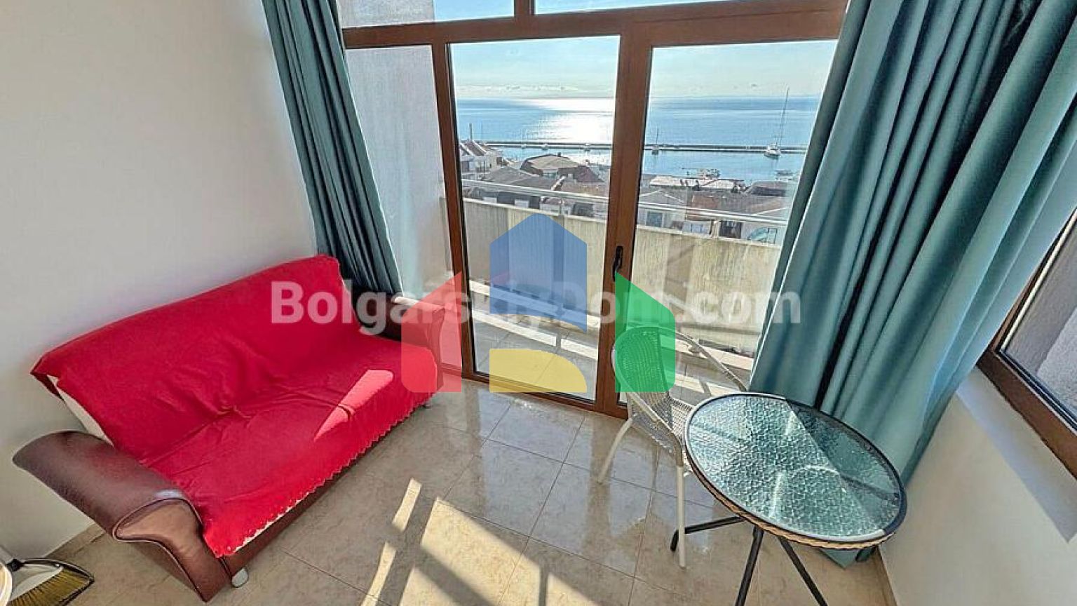 Трикімнатна квартира в Лазур 5