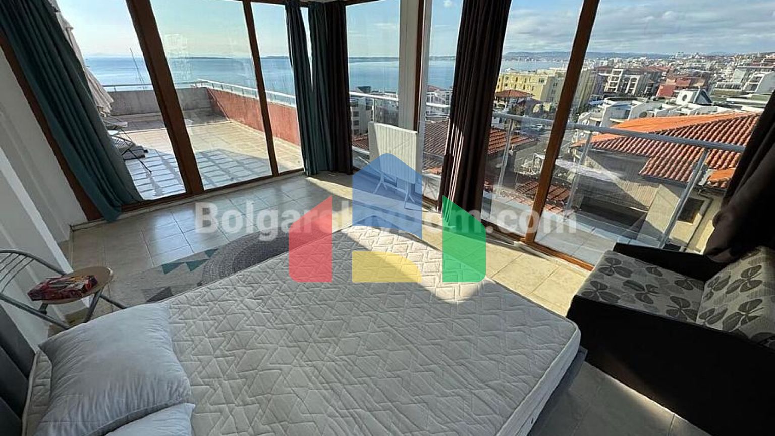 Трикімнатна квартира в Лазур 5