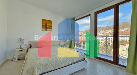 Трикімнатна квартира в Лазур 5