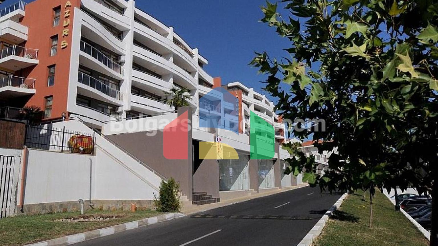 Трикімнатна квартира в Лазур 5