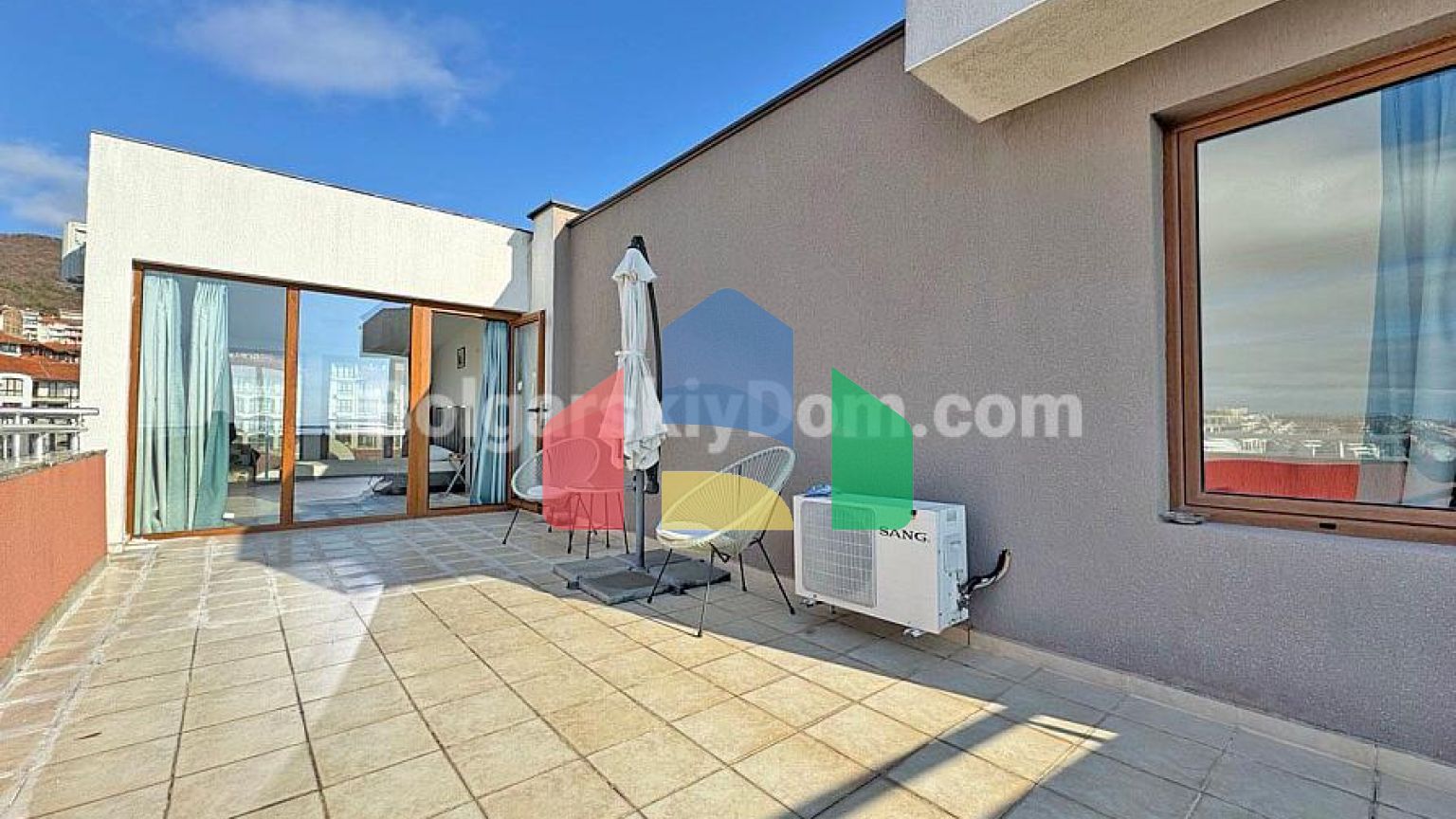 Трикімнатна квартира в Лазур 5