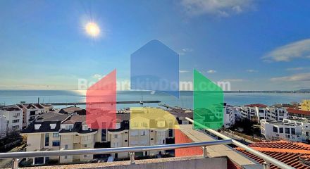 Трикімнатна квартира в Лазур 5