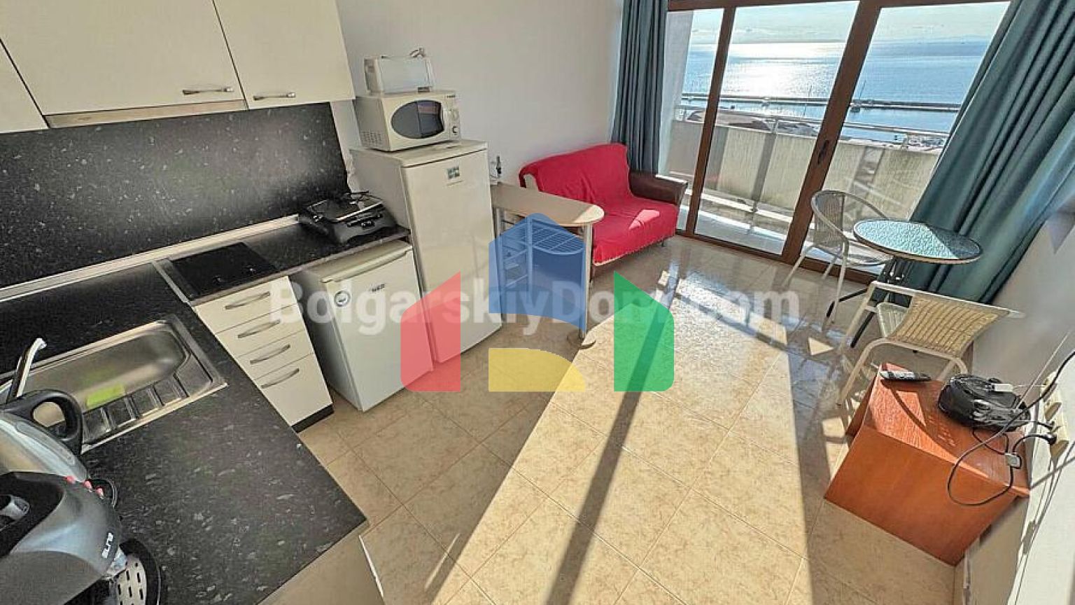 Трикімнатна квартира в Лазур 5