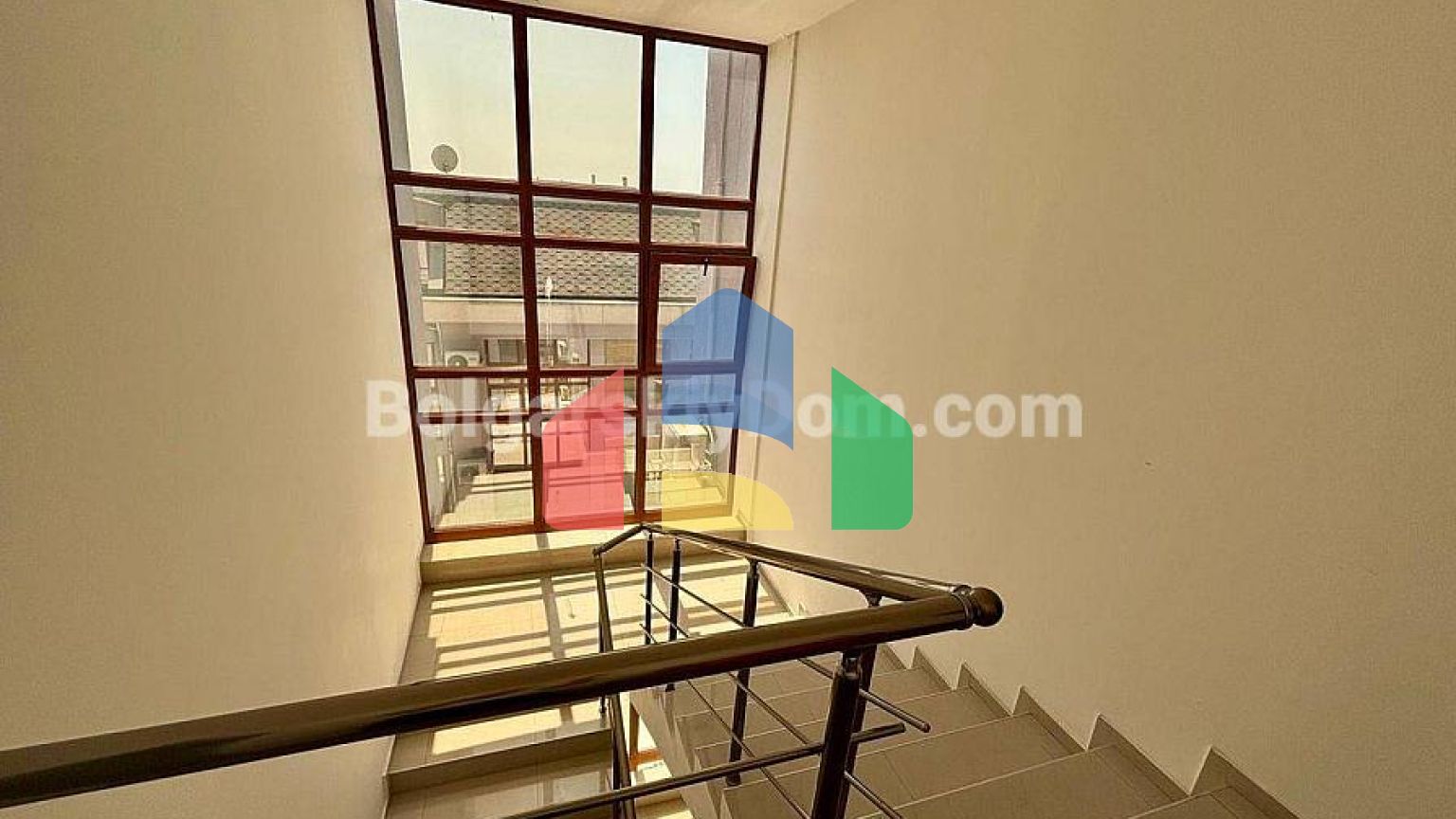 Трехкомнатная квартира в Новый Изгрев