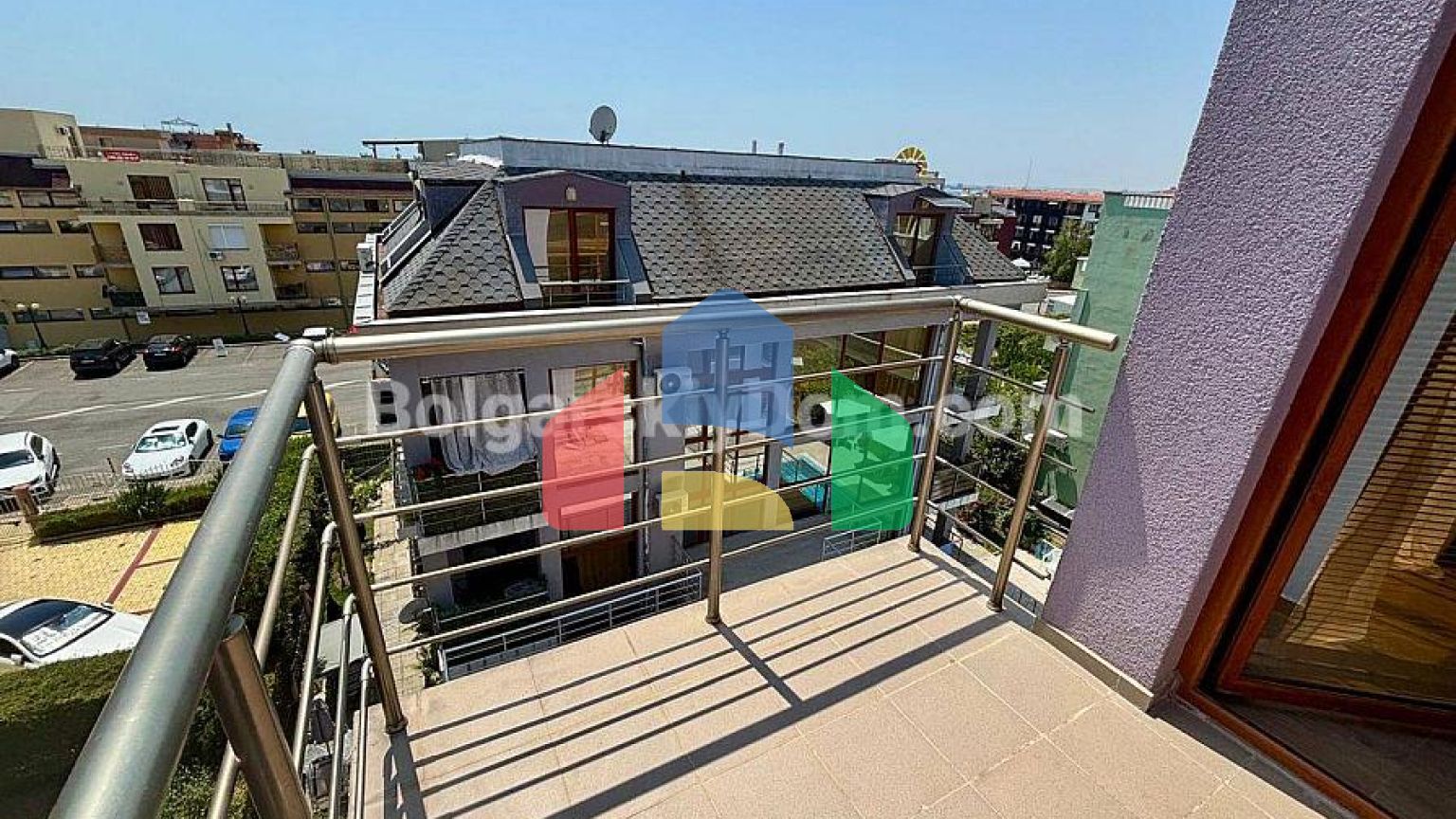 Трехкомнатная квартира в Новый Изгрев