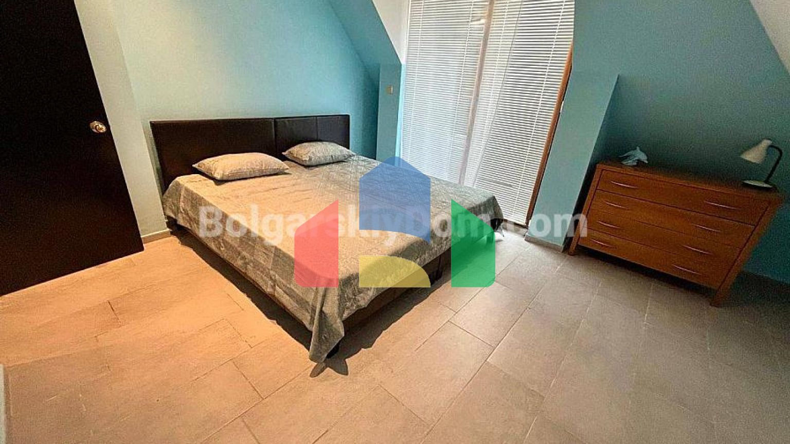 Трехкомнатная квартира в Новый Изгрев