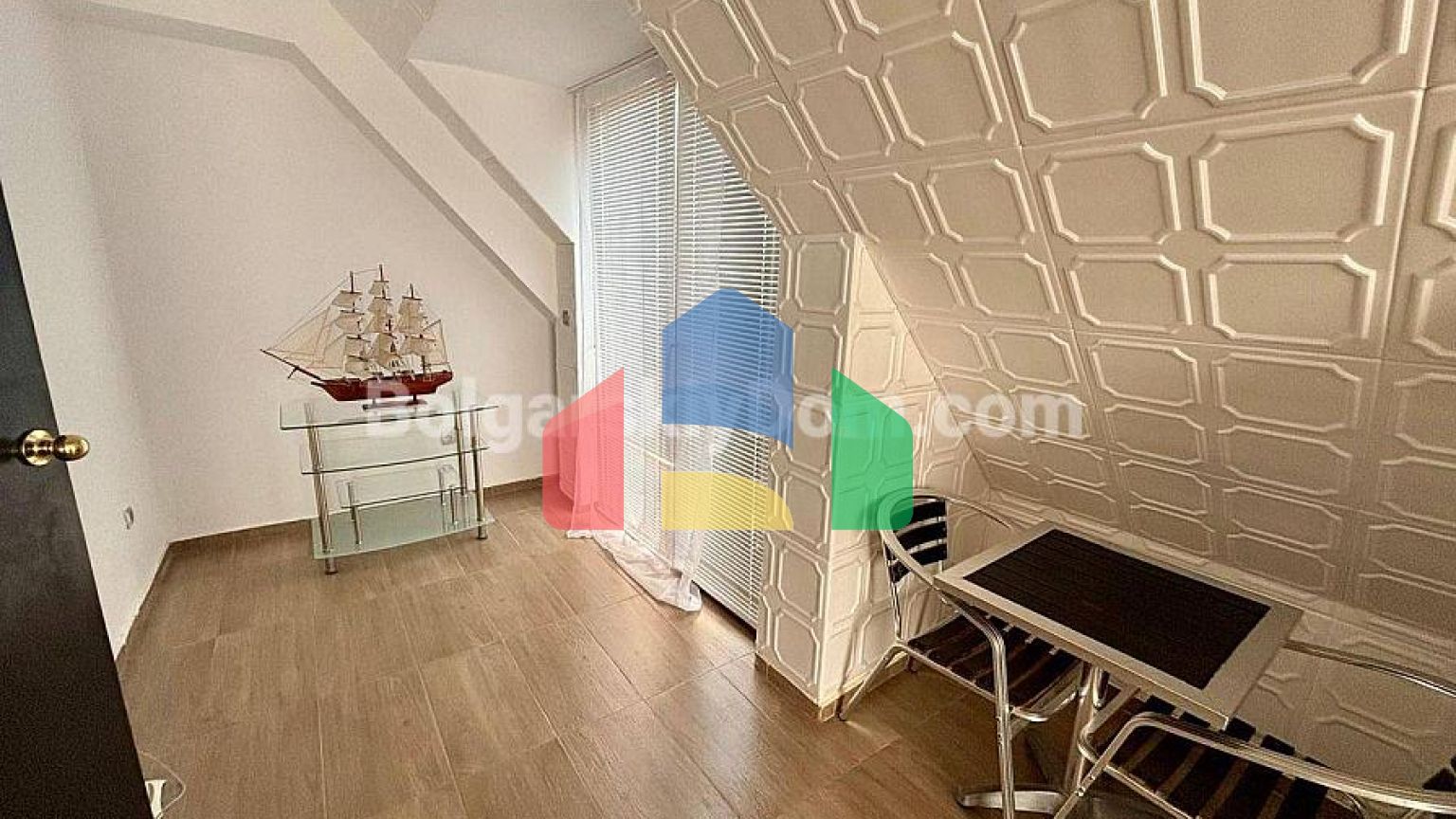 Трехкомнатная квартира в Новый Изгрев