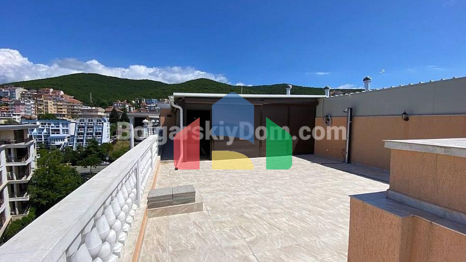 Чотирикімнатний пентхаус в Адмірал