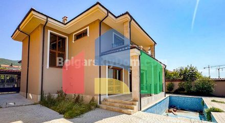 Будинок з власним басейном у Святому Власі