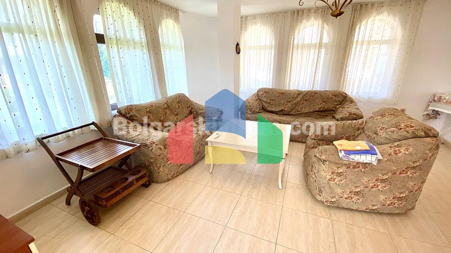 Триповерхова вілла в Етера