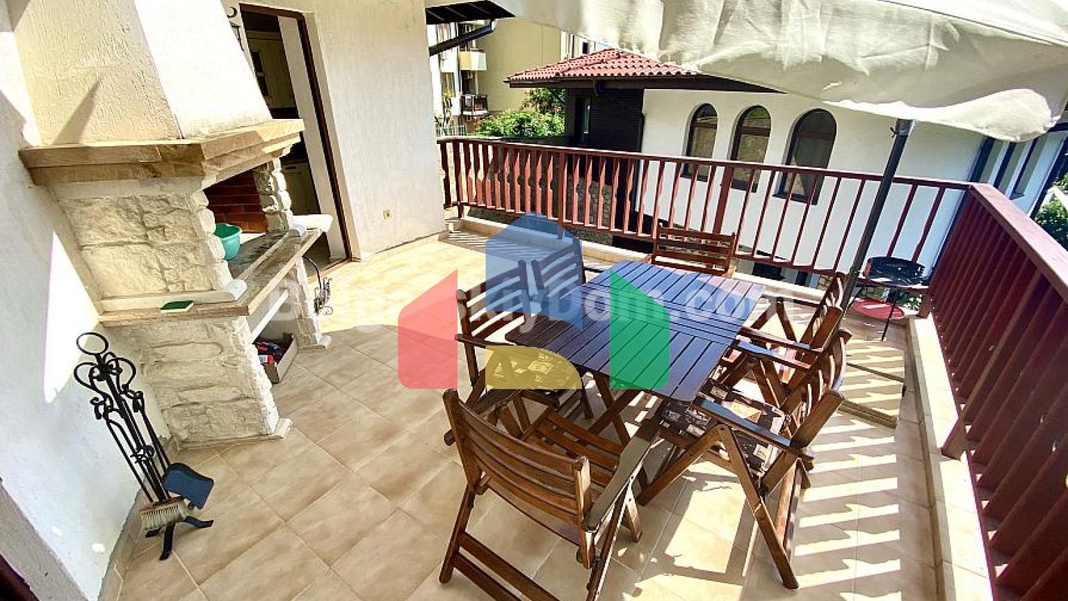 Триповерхова вілла в Етера