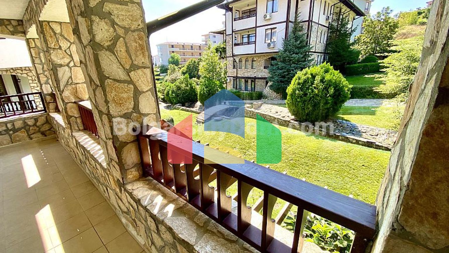 Триповерхова вілла в Етера