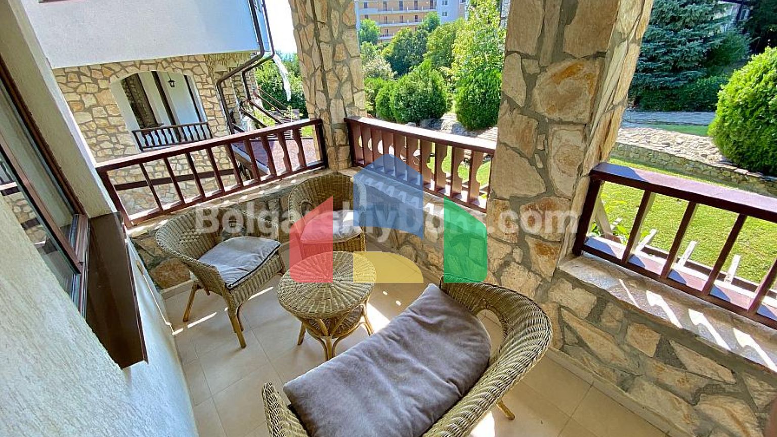 Триповерхова вілла в Етера