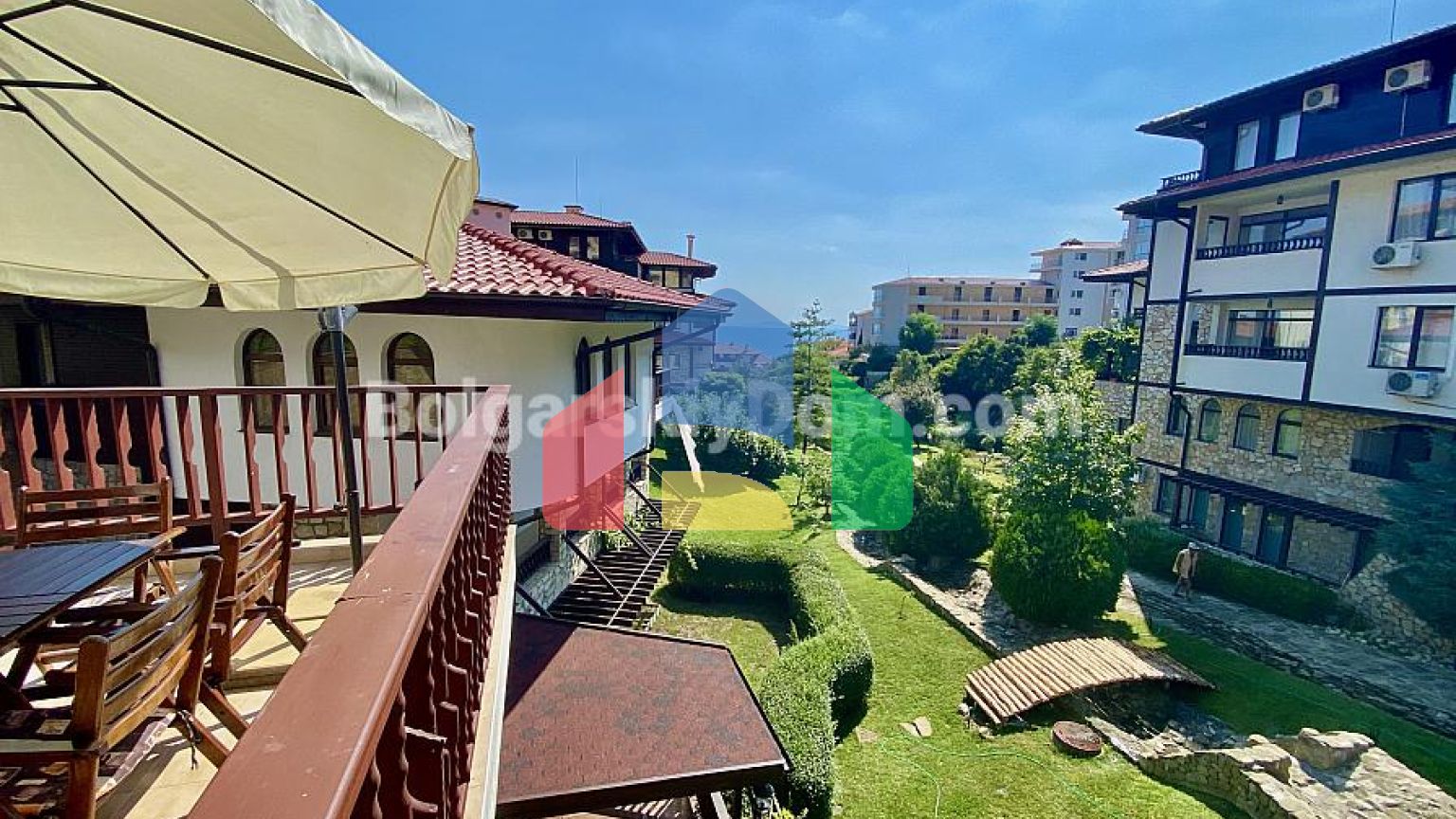 Триповерхова вілла в Етера