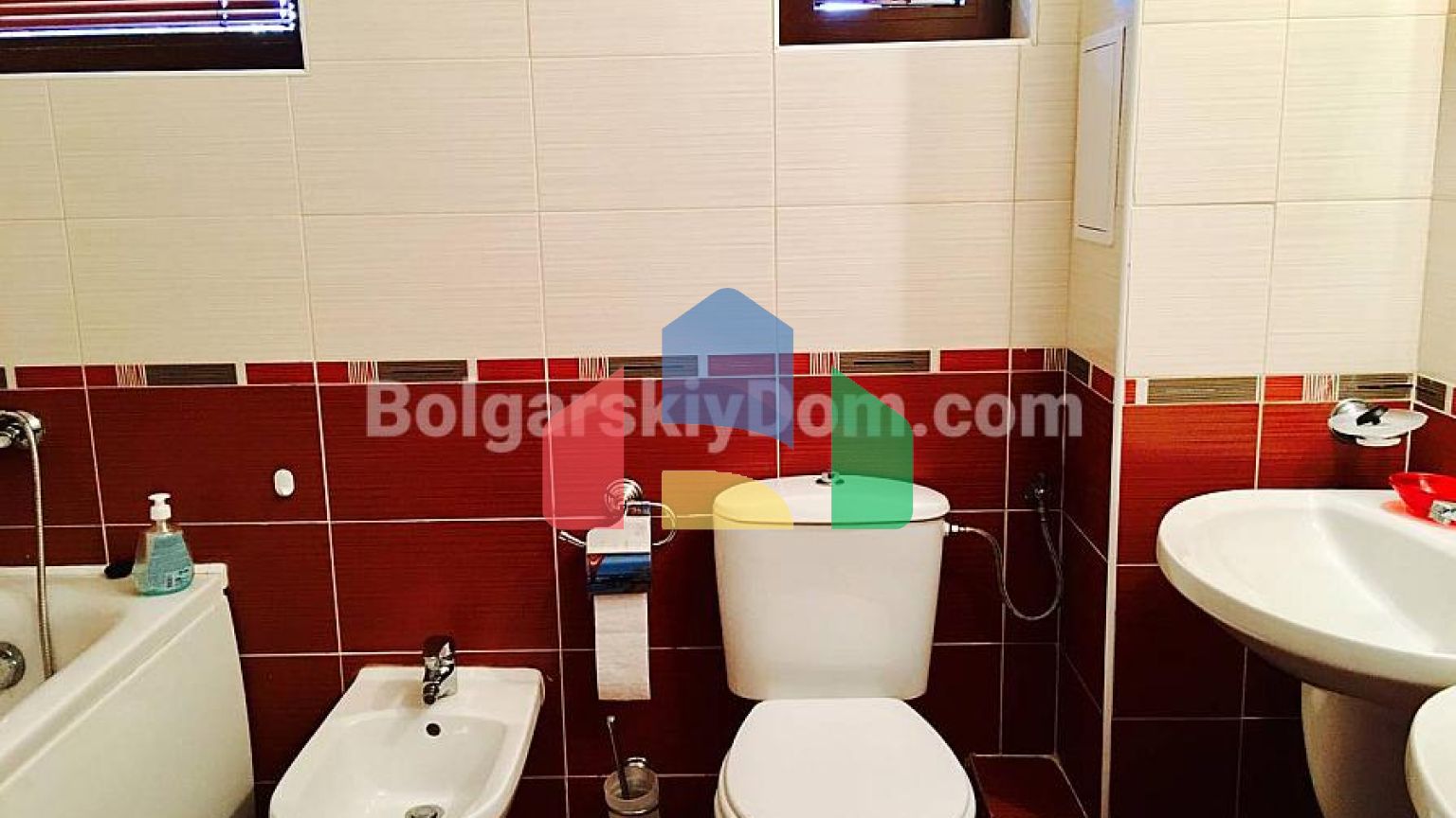 Триповерхова вілла в Етера