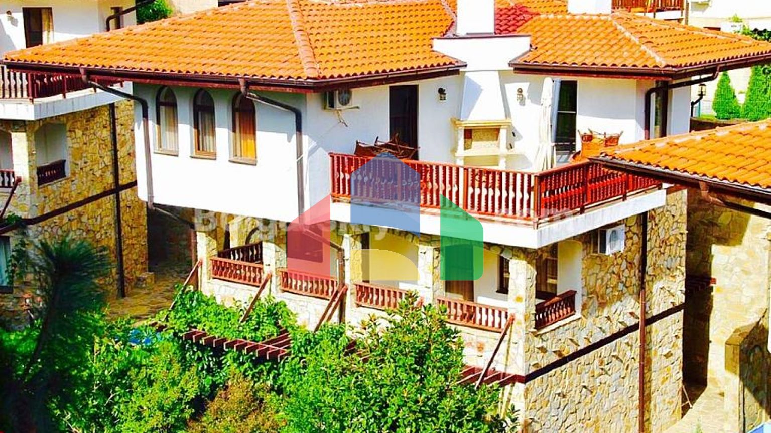 Триповерхова вілла в Етера