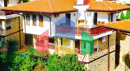 Триповерхова вілла в Етера