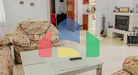 Триповерхова вілла в Етера