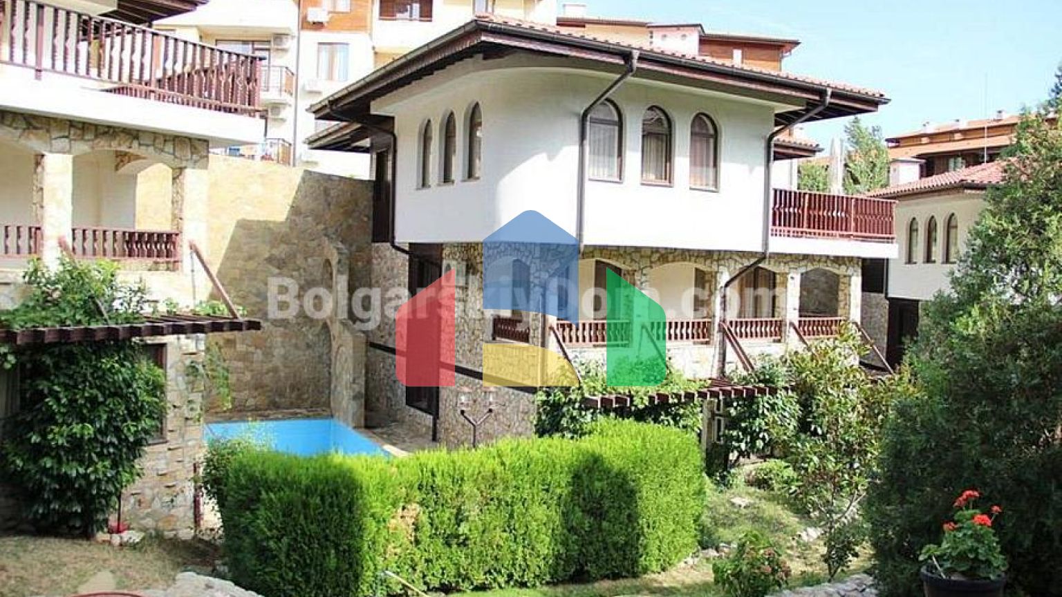 Триповерхова вілла в Етера