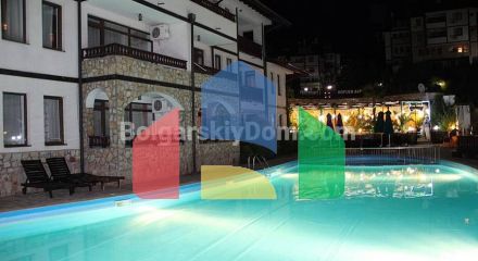 Триповерхова вілла в Етера