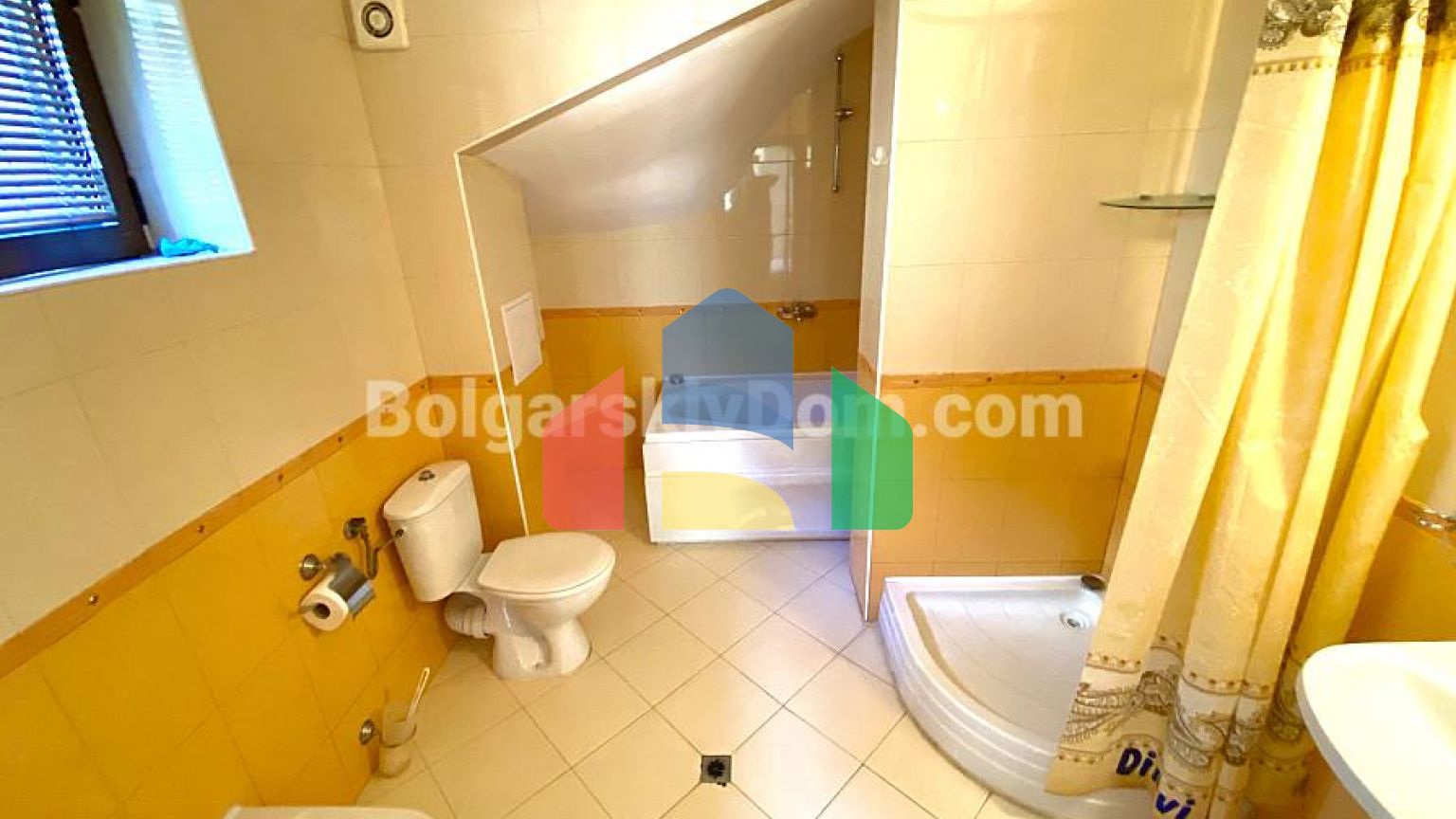 Триповерхова вілла в Етера