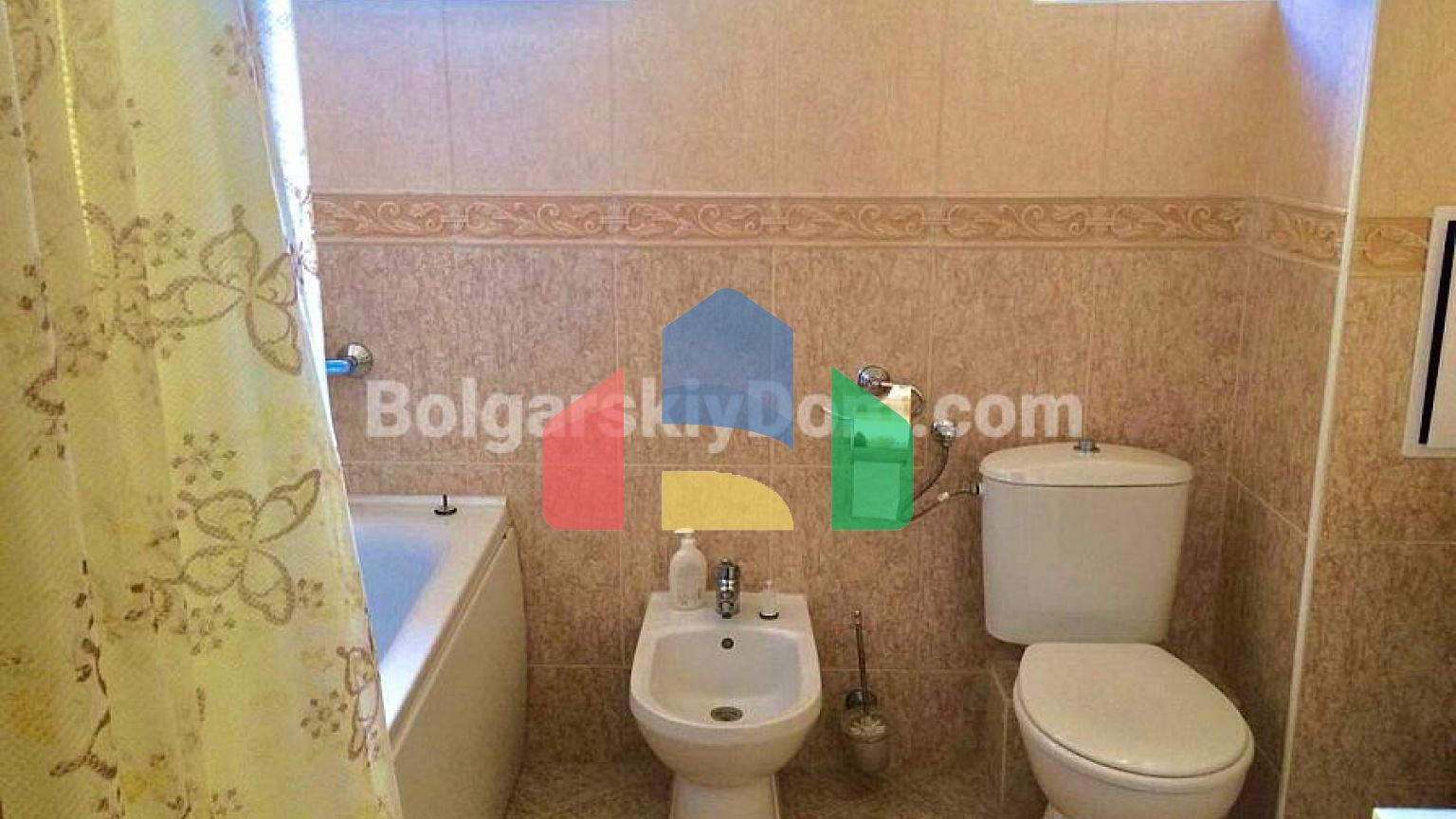 Трехэтажный коттедж в Этера