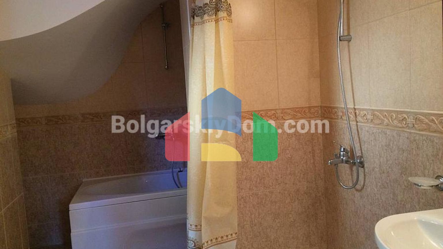 Трехэтажный коттедж в Этера