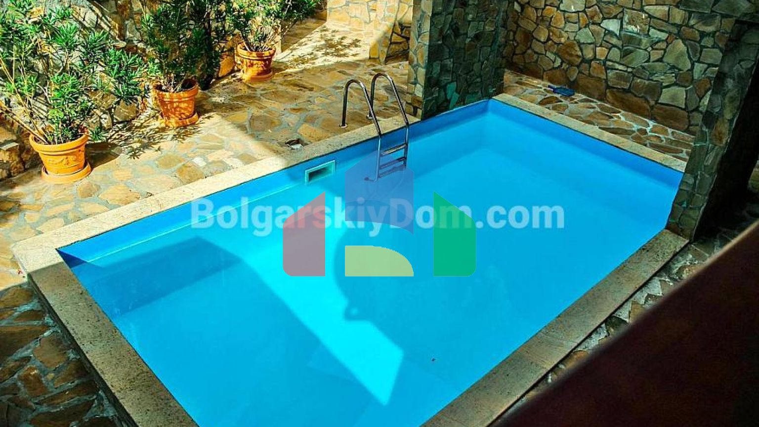 Трехэтажный коттедж в Этера