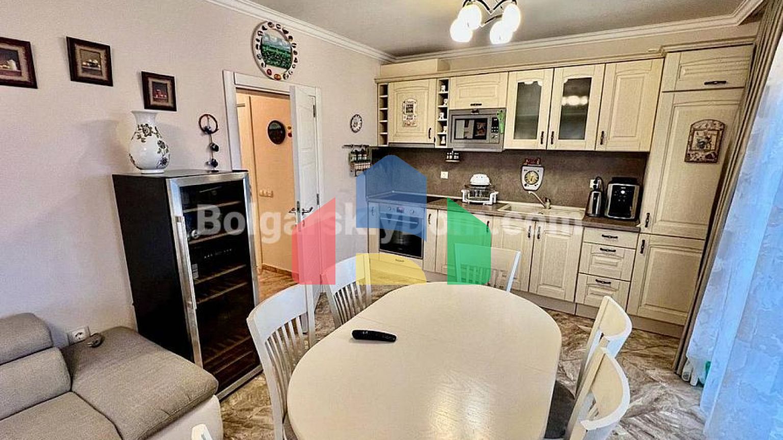 Шикарна трикімнатна квартира в Вілла Флоренція