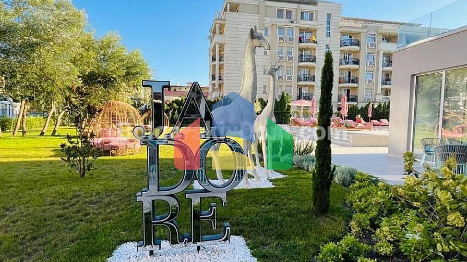 Квартира-студія в Ж'адор Сікрет Гарден