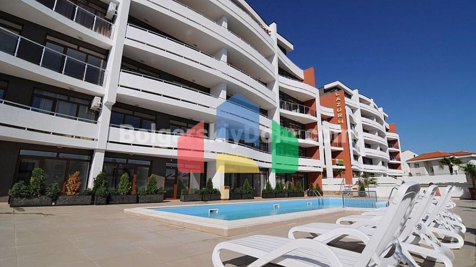 Двухкомнатная квартира в Лазур 4