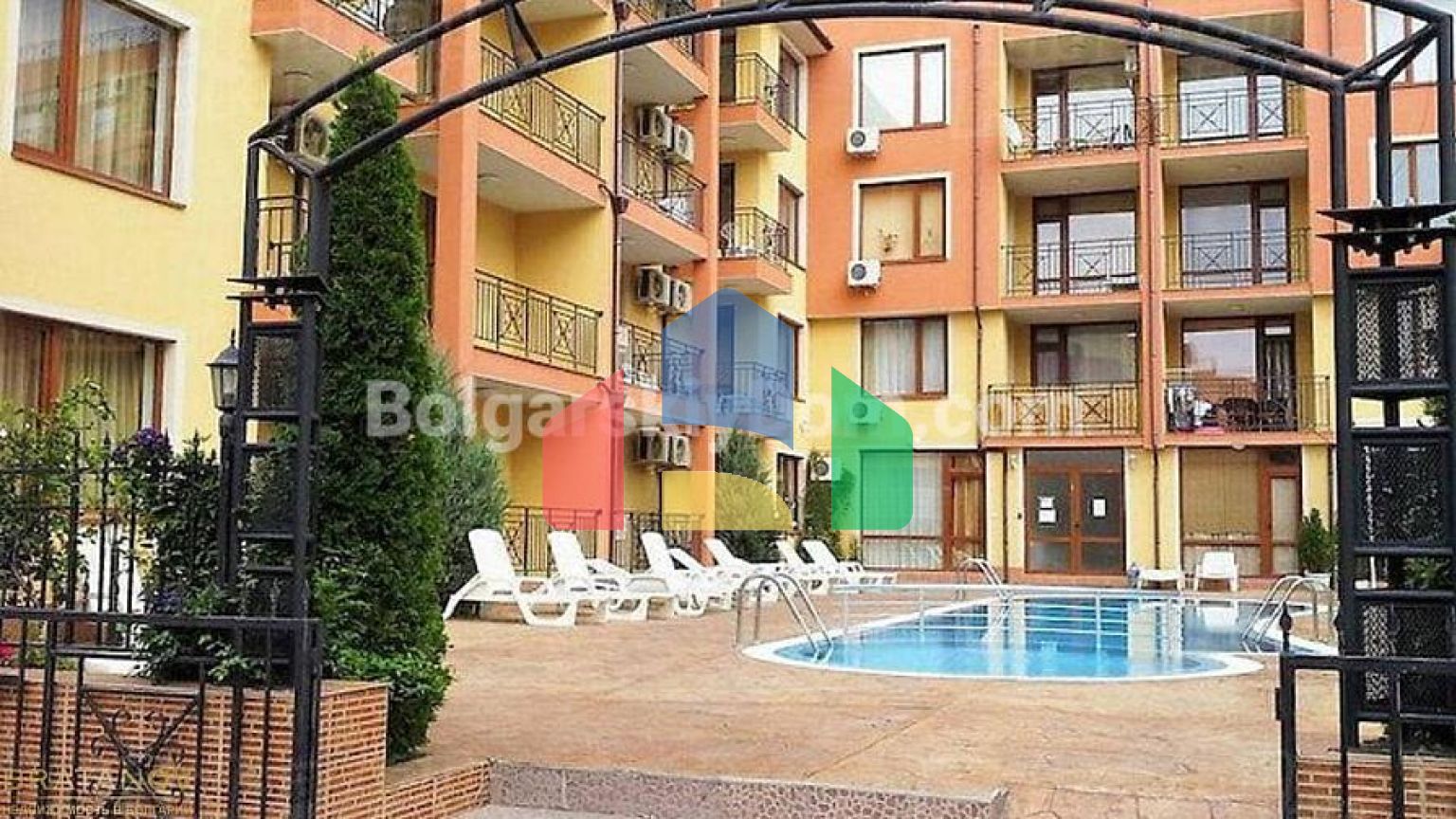 Двухкомнатаная квартира в Сияна