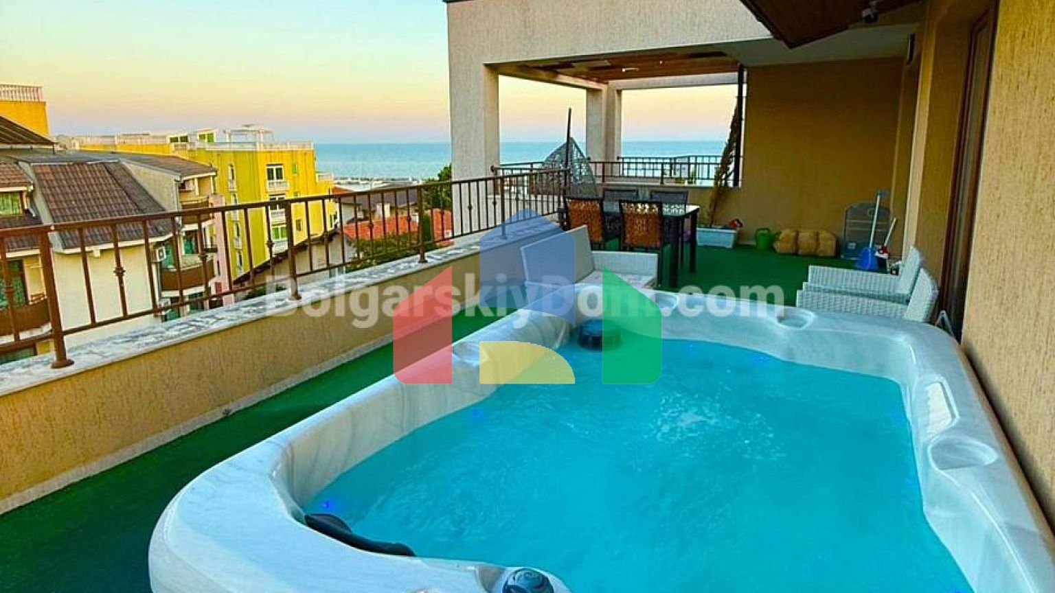 Двухкомнатный пентхаус в Порто Парадизо