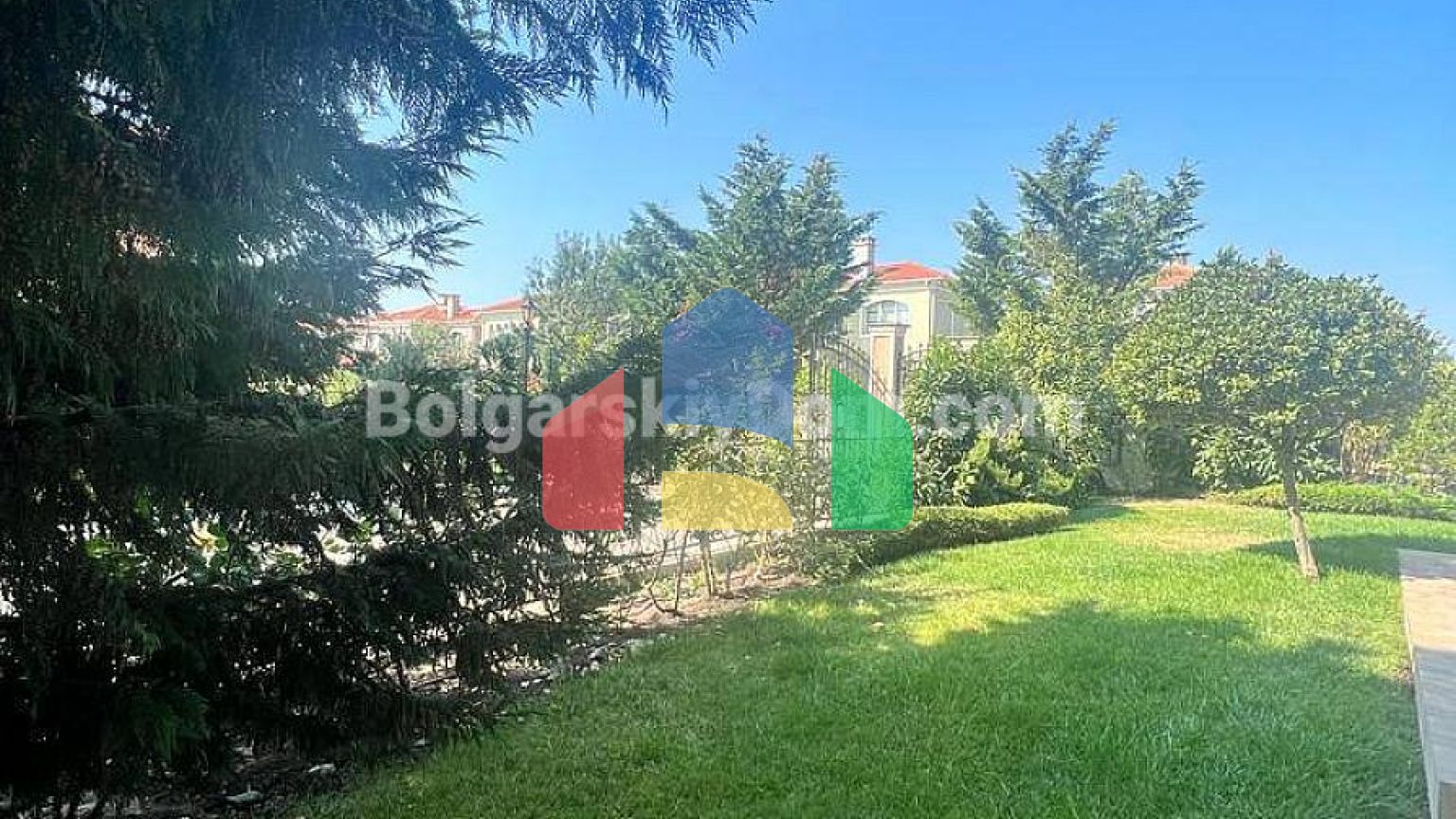 Двоповерховий будинок в Вікторія Резиденс