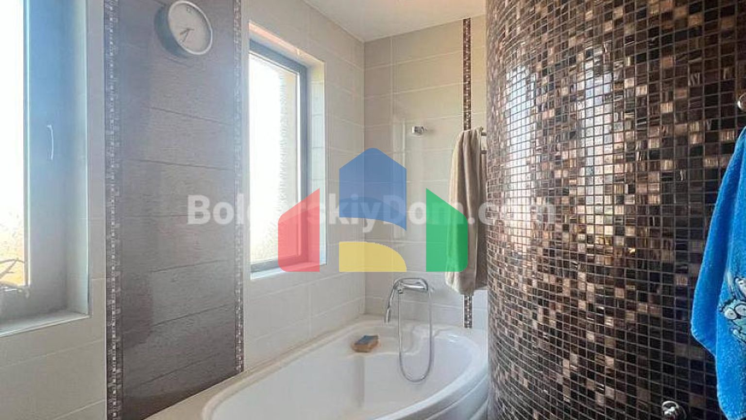 Двоповерховий будинок в Вікторія Резиденс