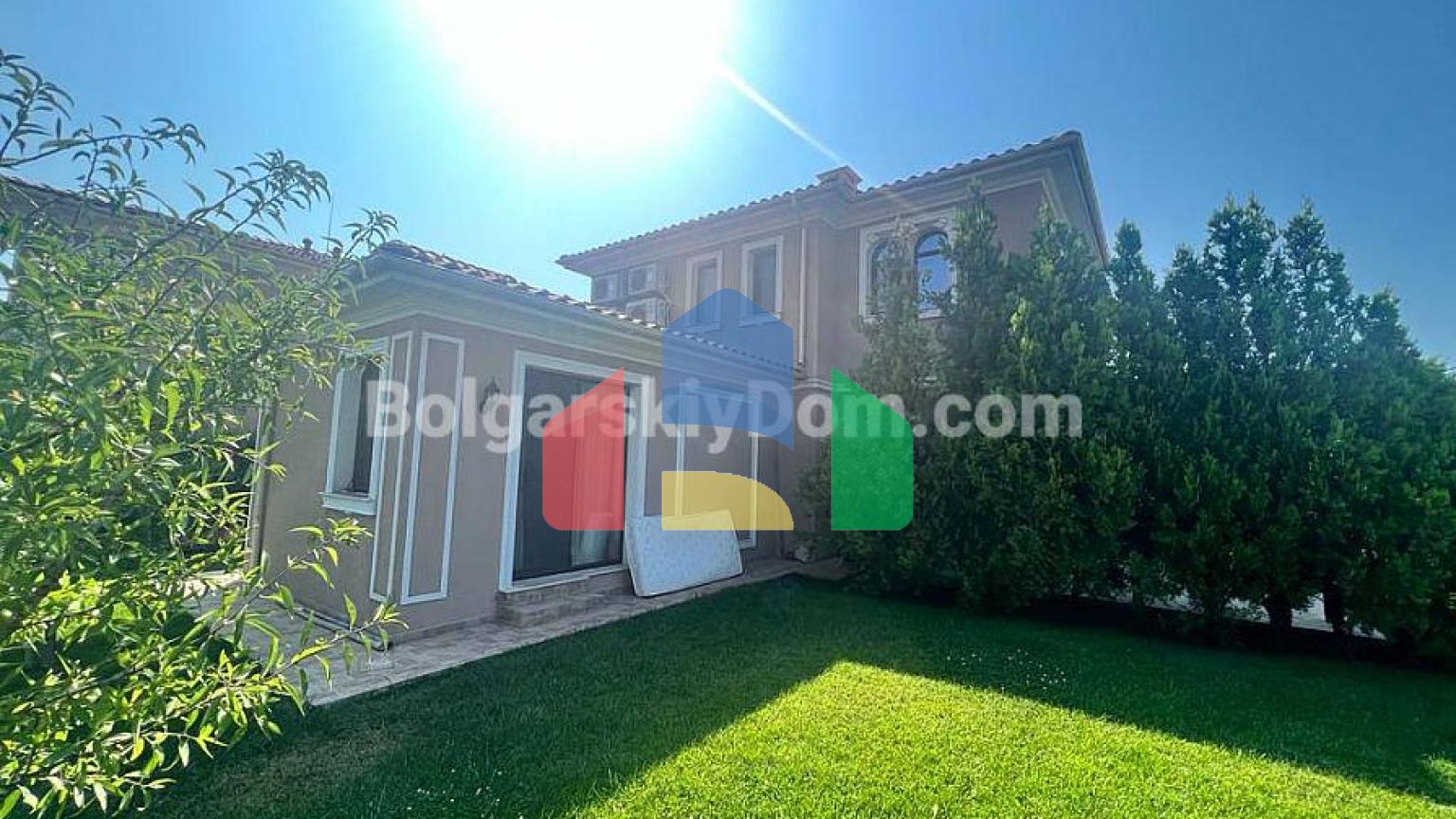 Двоповерховий будинок в Вікторія Резиденс