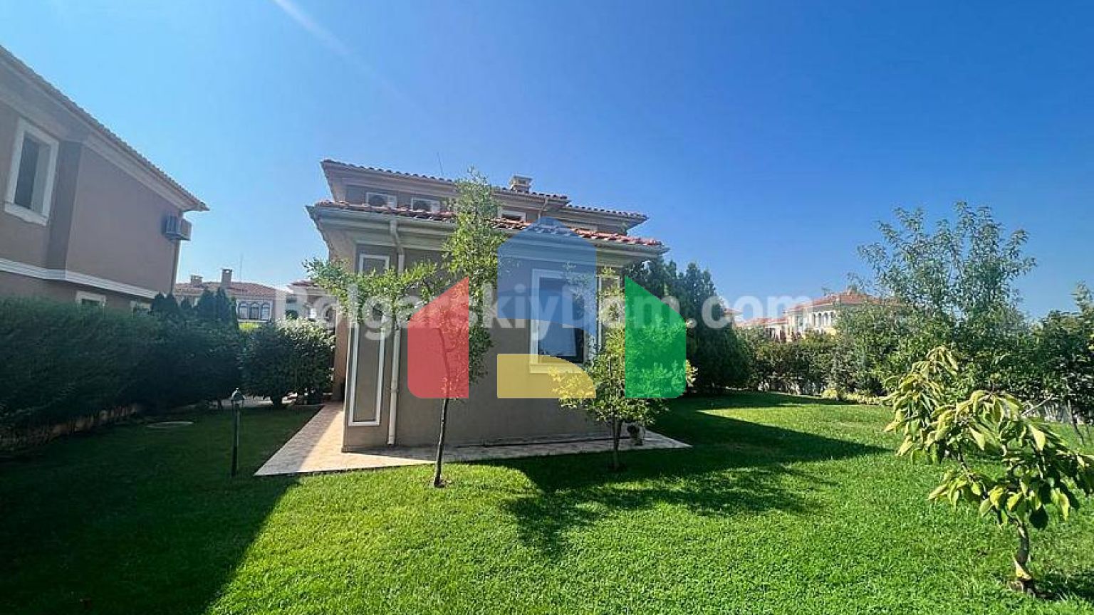 Двоповерховий будинок в Вікторія Резиденс