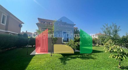 Двоповерховий будинок в Вікторія Резиденс