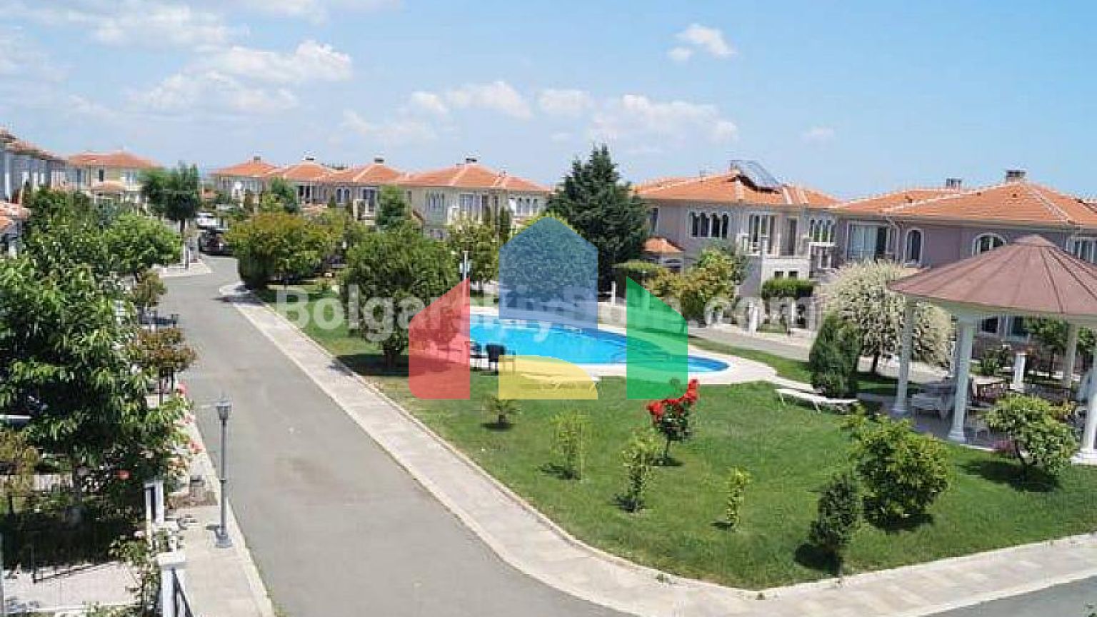 Двоповерховий будинок в Вікторія Резиденс