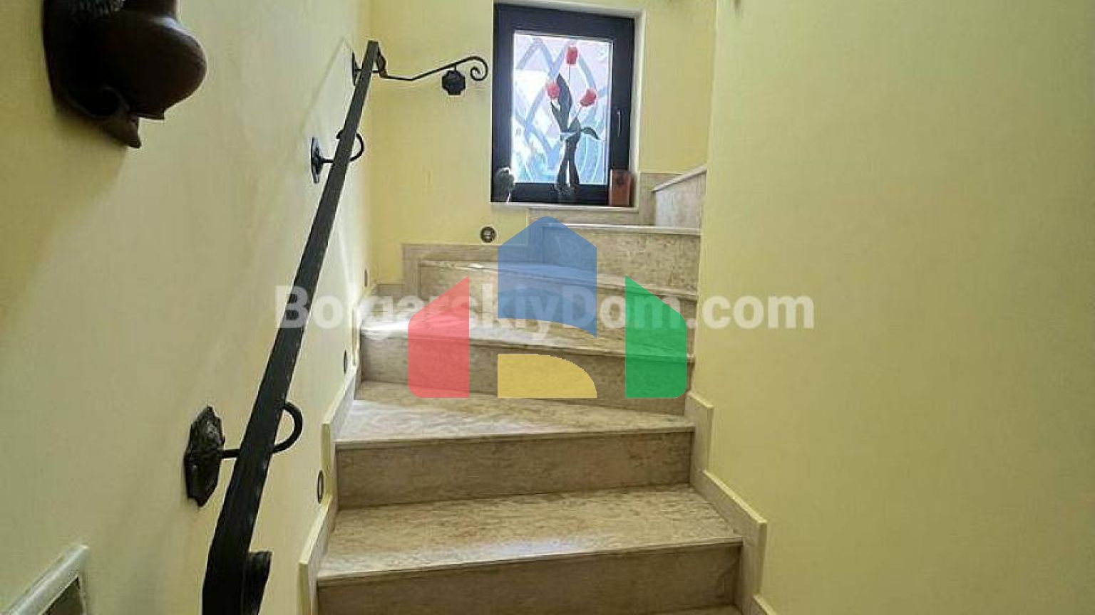 Двоповерховий будинок в Вікторія Резиденс