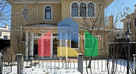 Двоповерховий будинок в Вікторія Резиденс