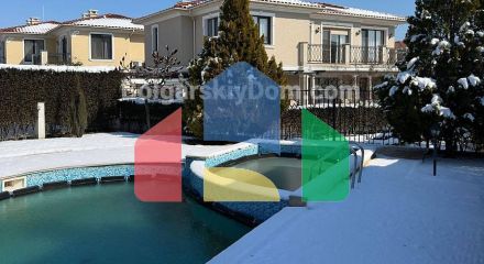 Двоповерховий будинок в Вікторія Резиденс