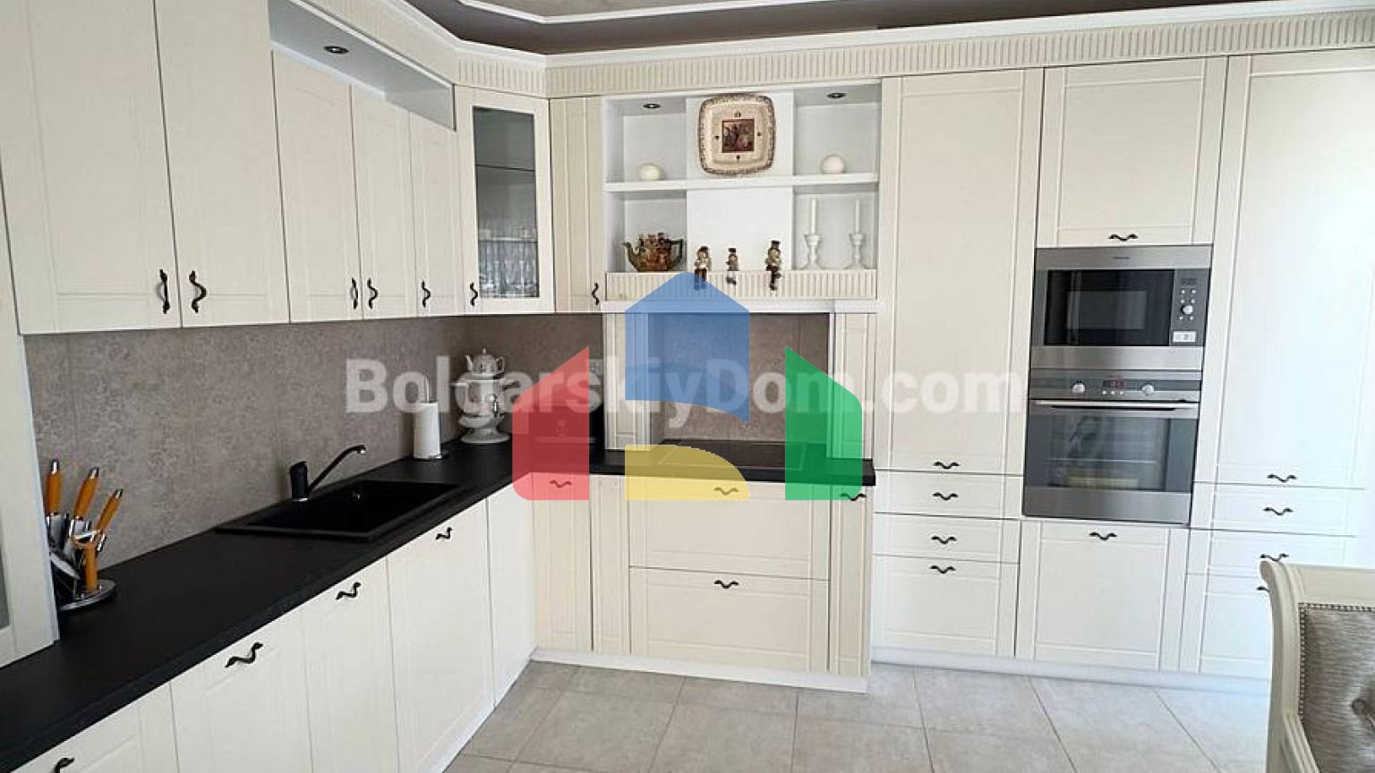 Двоповерховий будинок в Вікторія Резиденс