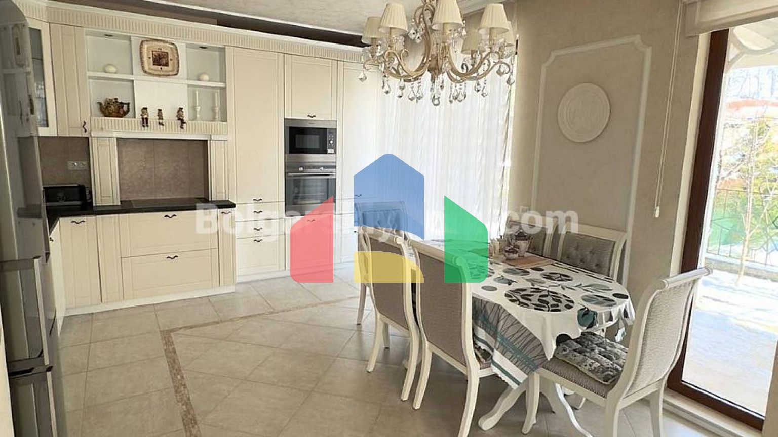 Двоповерховий будинок в Вікторія Резиденс