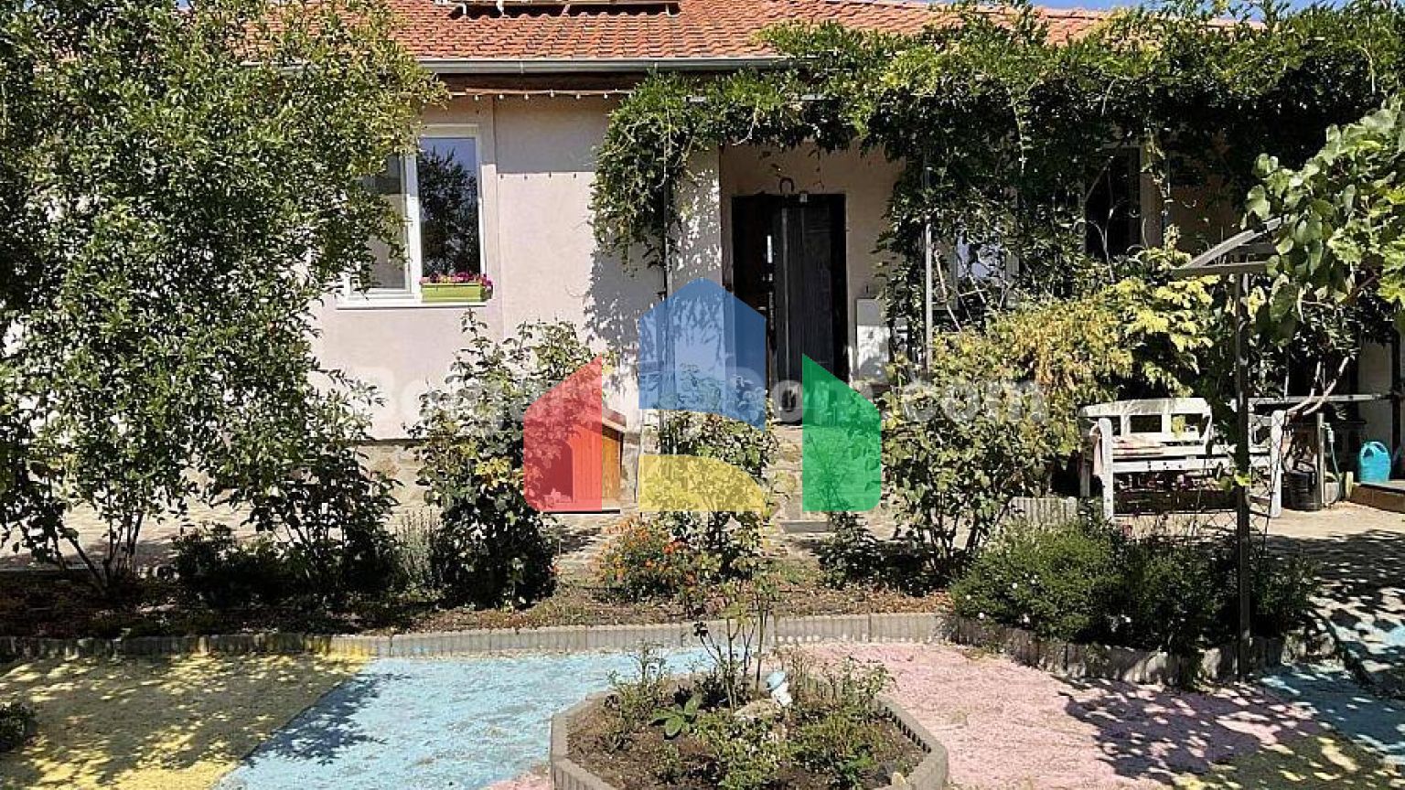 Одноповерховий будинок в Каменар