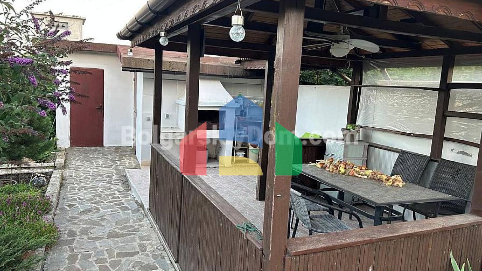 Одноповерховий будинок в Каменар