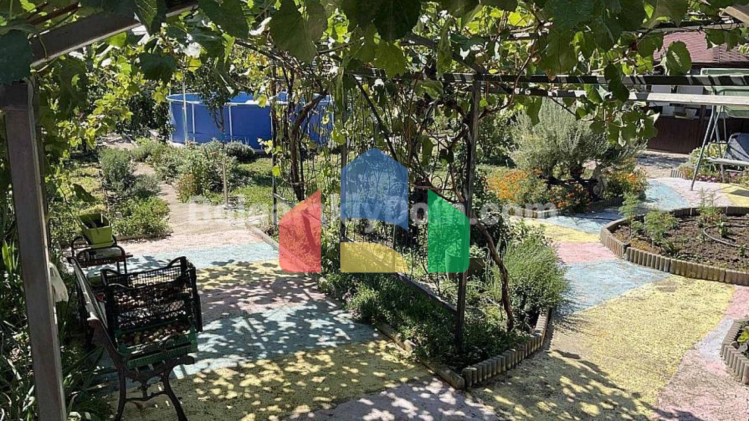 Одноповерховий будинок в Каменар