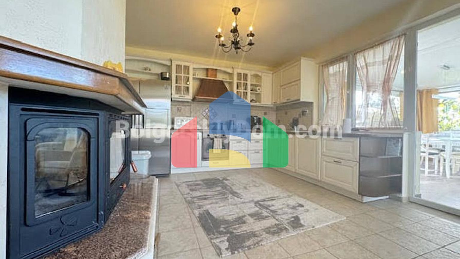 Двоповерховий будинок в Каменар